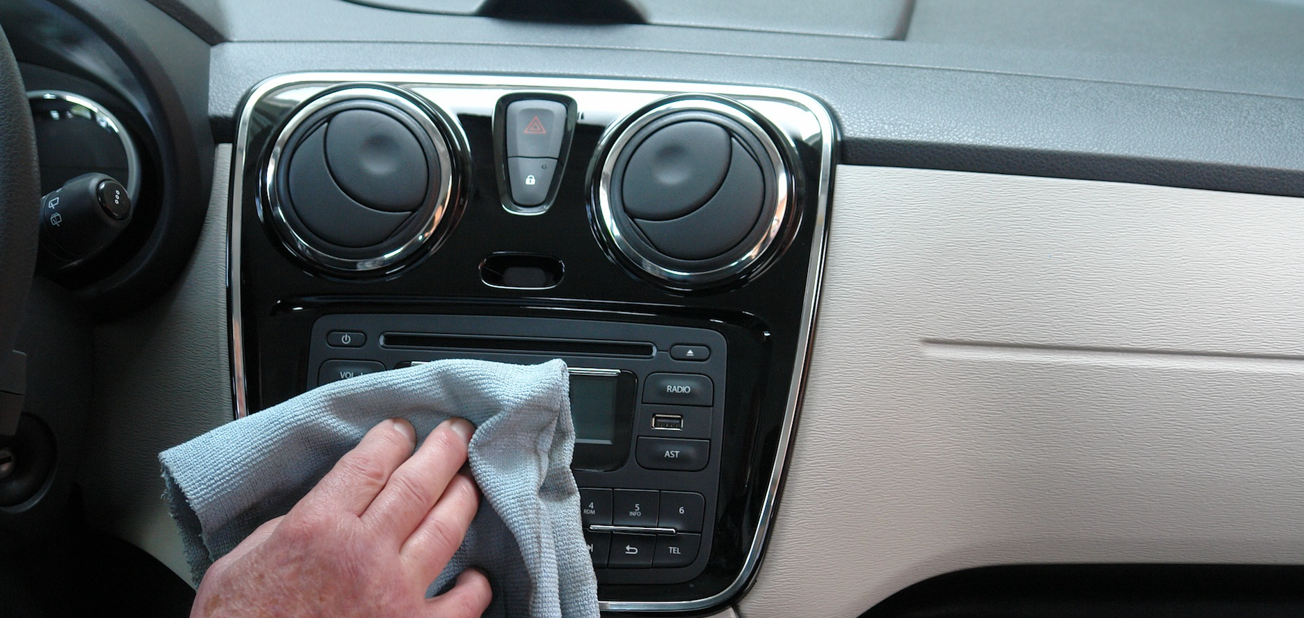 Toxinok felelősek az új autószagért